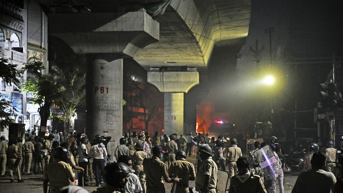 Manifestantes acosan y hacen gestos obscenos a mujeres policías durante una protesta en India