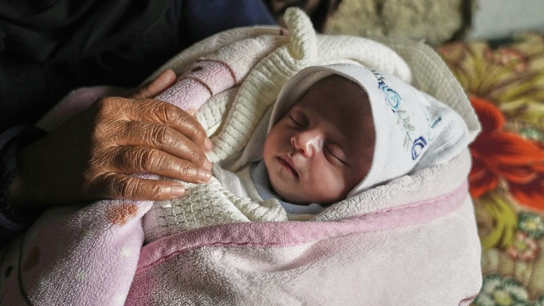 VIDEO: Rescatan en Gaza a una bebé de un mes atrapada bajo los escombros