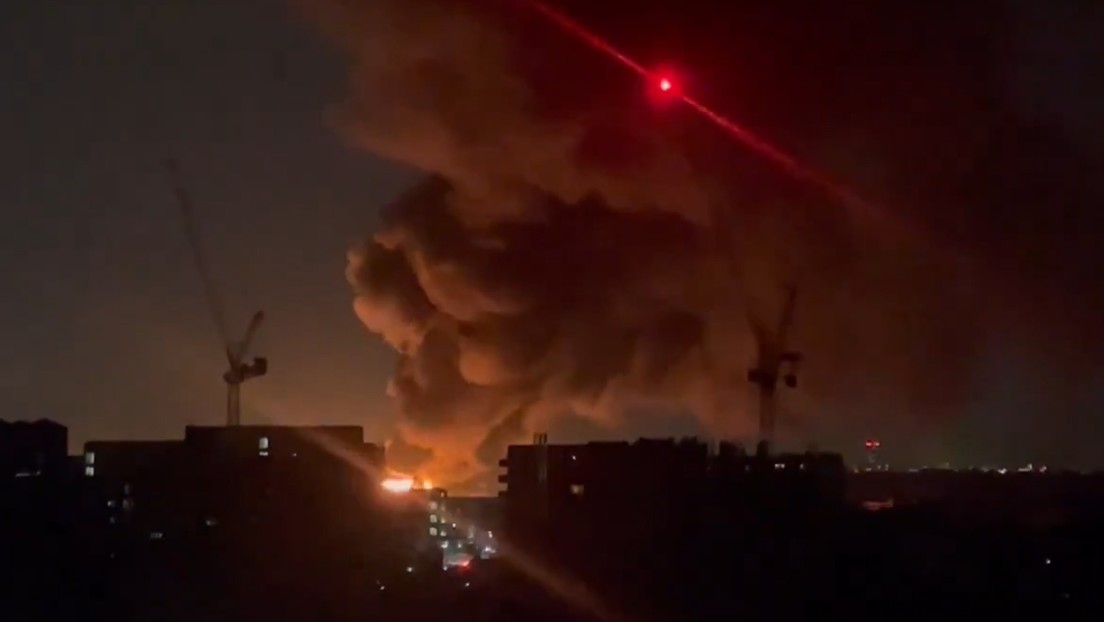 VIDEO: Fortísimo incendio provoca mega apagón y cierre de uno de los aeropuertos más transitados del mundo