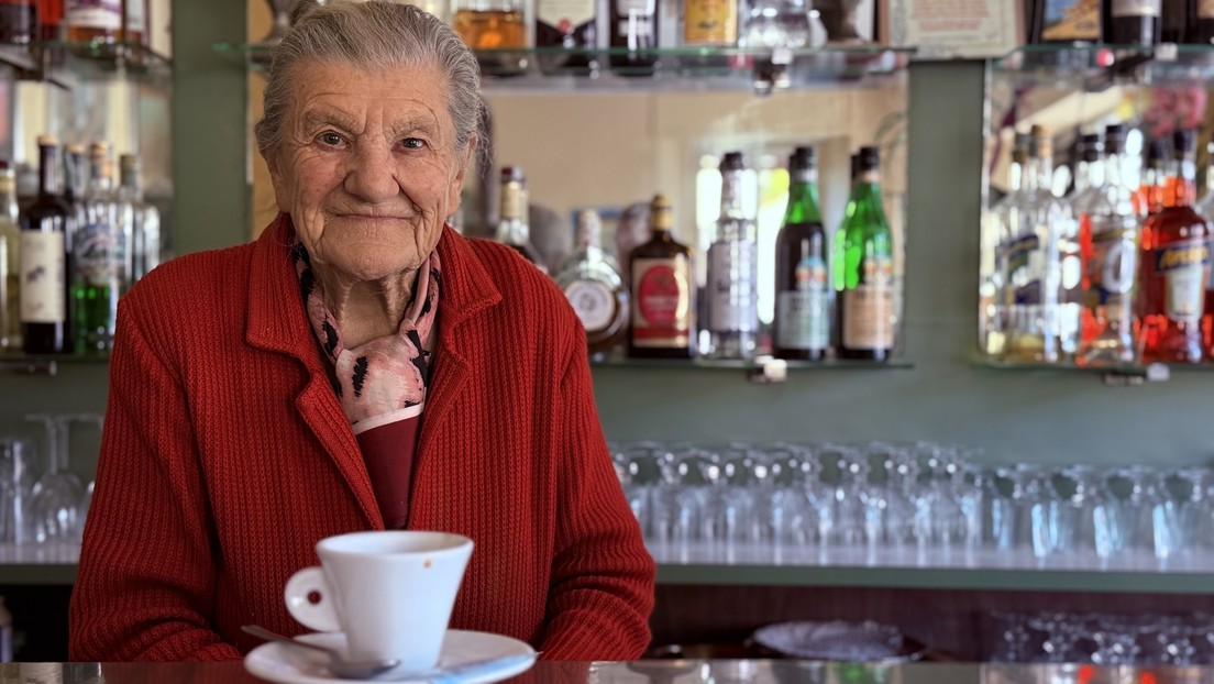 A los 100 años sigue trabajando como barista y no piensa jubilarse