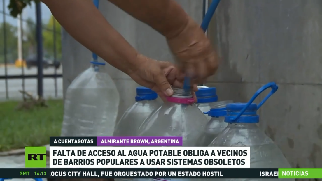 Falta de acceso a agua potable obliga a vecinos de barrios populares argentinos a usar sistemas obsoletos