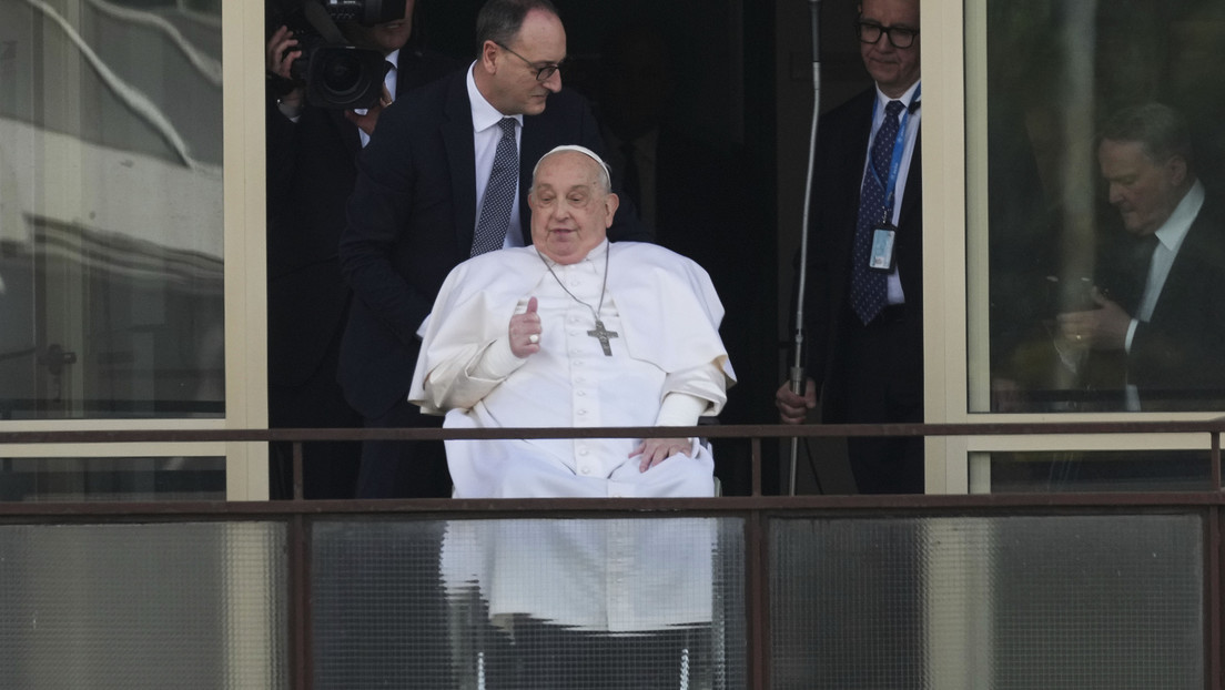 VIDEO: El papa Francisco aparece en público por primera vez tras su hospitalización