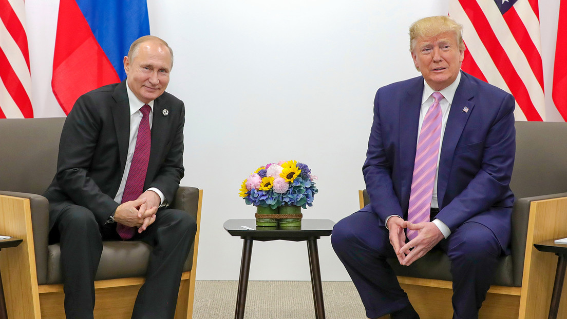 "Totalmente personal": El Kremlin comenta el regalo que Putin hizo llegar a Trump