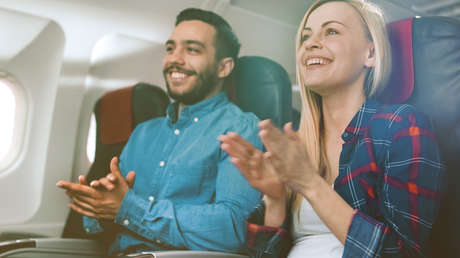 ¿Aplaude cuando un avión aterriza? Una azafata recomienda no hacerlo