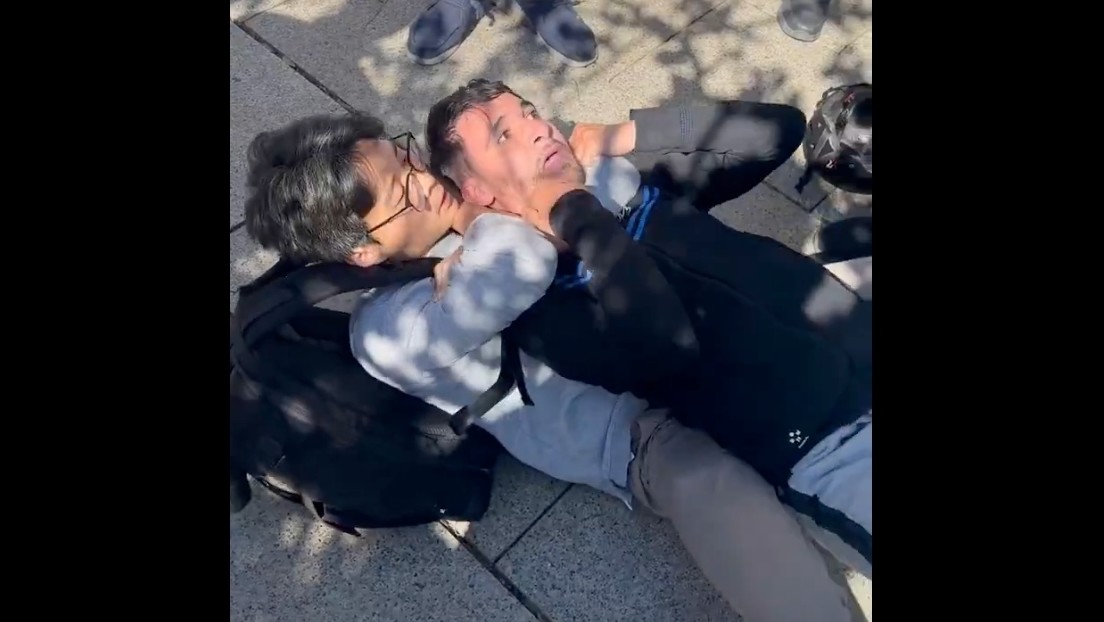 VIDEO: Turista chino somete a ladrón con una 'llave de la muerte' en Barcelona y se convierte en héroe