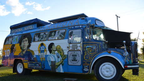 'Pelusa por el Mundo': El sueño de una familia por viajar a Nápoles en un bus que homenajea a Maradona