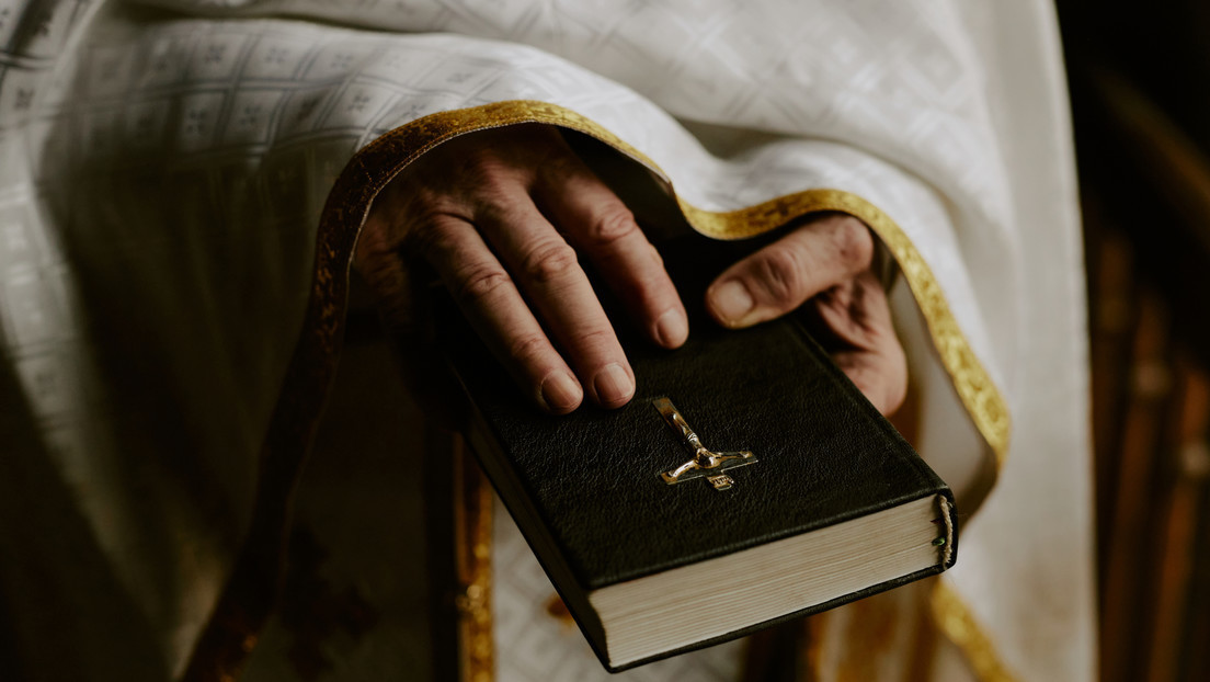 Un conocido pastor fue hallado muerto clavado a una pared
