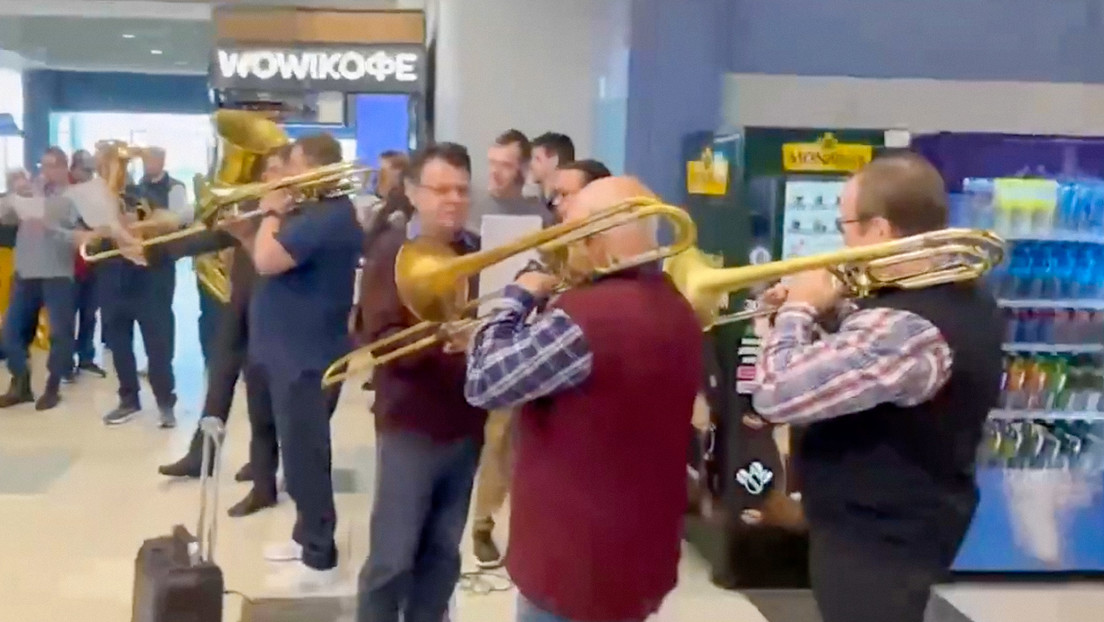 VIDEO: Orquesta del Kremlin relaja el ambiente en un aeropuerto de Moscú con vuelos suspendidos