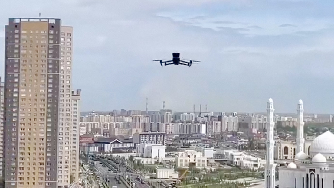 VIDEO: Dron pide a una residente kazaja que se aleje de la ventana durante el desfile militar