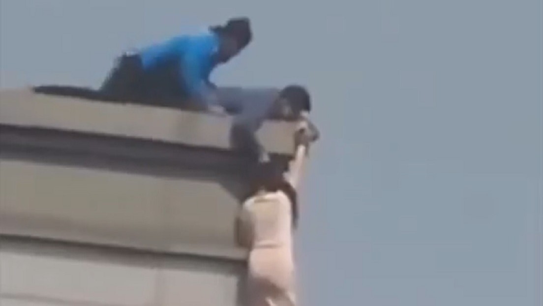 VIDEO: Tira del pelo a una mujer a punto de saltar de un 19.º piso y le salva la vida