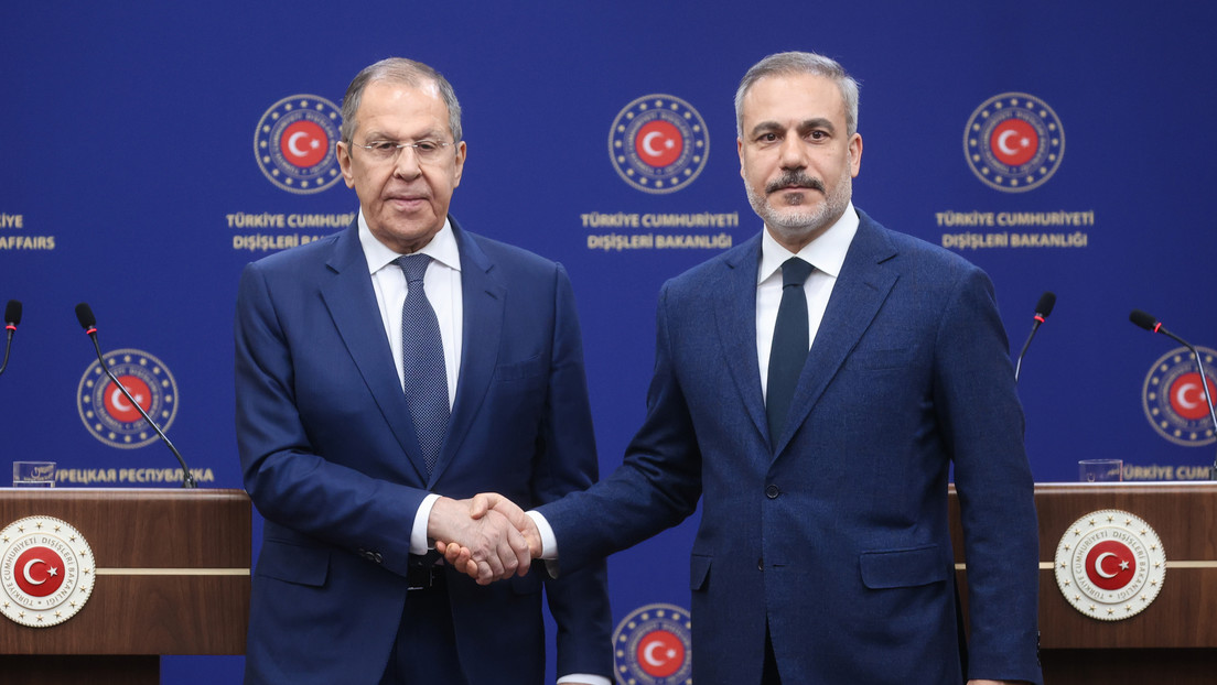 Lavrov y su par turco discuten la iniciativa de Putin de conversaciones directas con Kiev