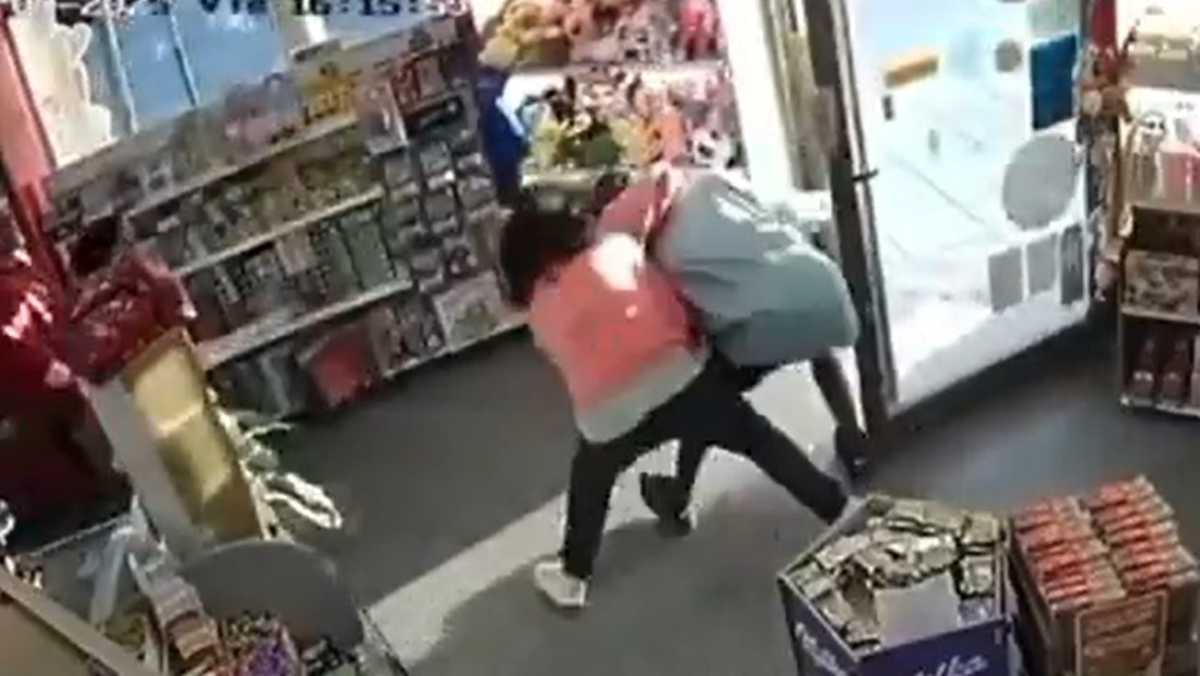 VIDEO: Entra a robar a un local, amenaza con matar a una clienta y termina golpeado por 4 mujeres