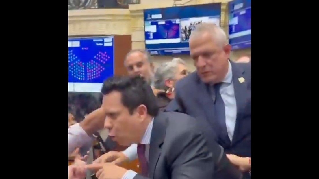 VIDEOS: Policía de Colombia interviene en el Senado ante gritos e insultos entre congresistas