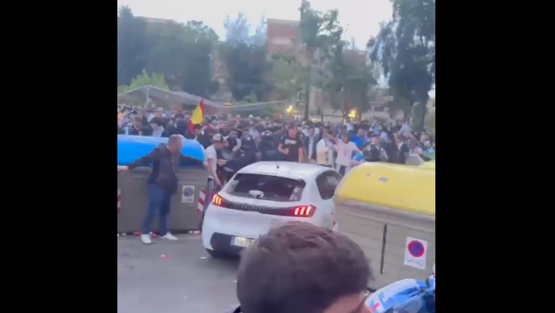 VIDEO: Coche embiste a una multitud previo al partido entre el FC Barcelona y el Espanyol
