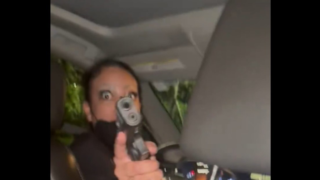 VIDEO: Conductora de Uber estalla en ira y apunta con un arma a una pasajera en pleno viaje