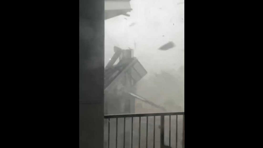IMPACTANTE VIDEO: La fuerza del viento arrasa el piso superior de un edificio en EE.UU.