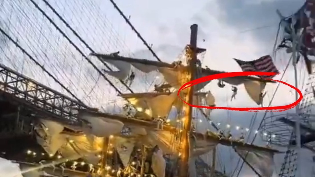 FOTO: Personas colgadas de los mástiles tras el impacto del buque mexicano contra el puente de Brooklyn