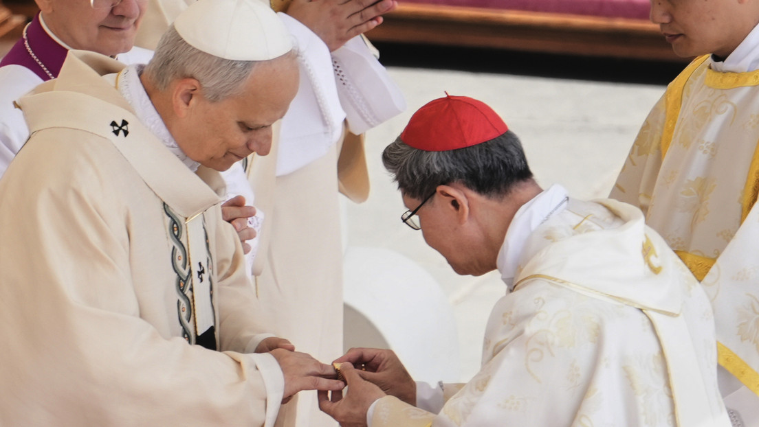 Así son el anillo del pescador y el palio, los símbolos de poder que recibió el papa León XIV