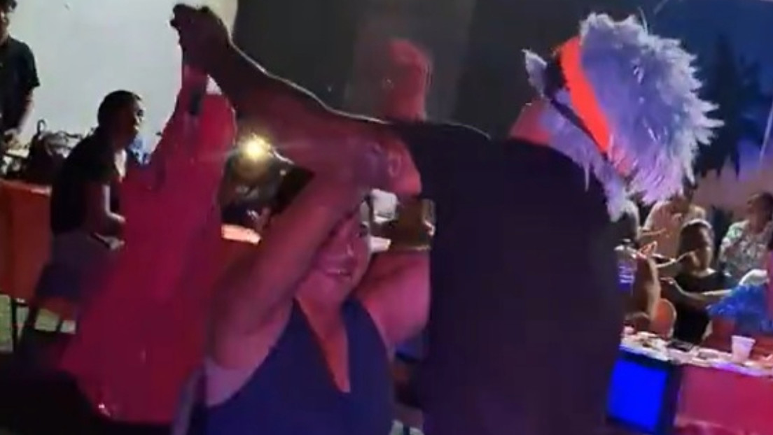 VIDEO: Payaso realiza un baile provocador para una chica y casi termina apuñalado