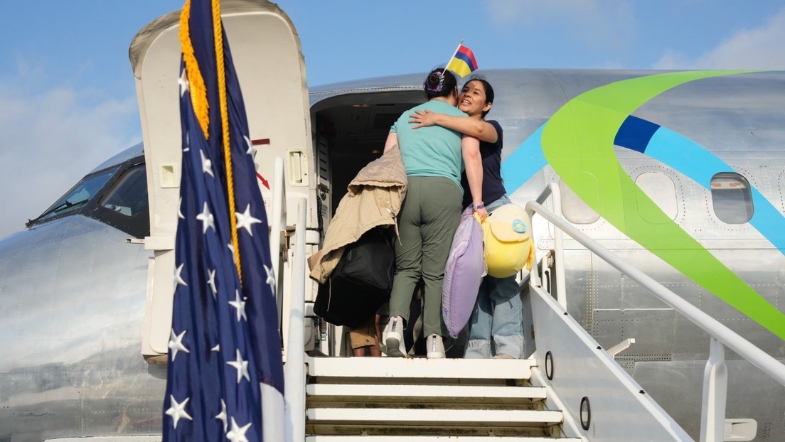 EE.UU. concreta al fin su primer vuelo con "personas que decidieron autodeportarse"