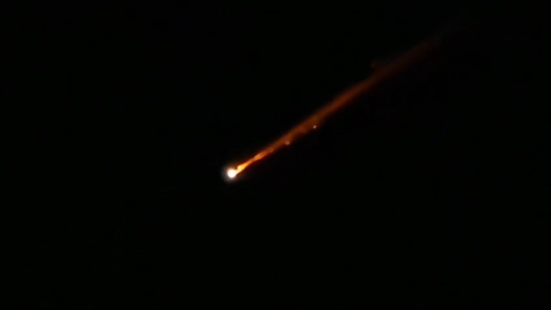 VIDEO: Misil hutí ilumina el cielo nocturno al acercarse a Israel