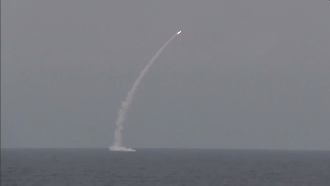 Submarino nuclear ruso lanza con éxito un misil de crucero Kalibr (VIDEO)