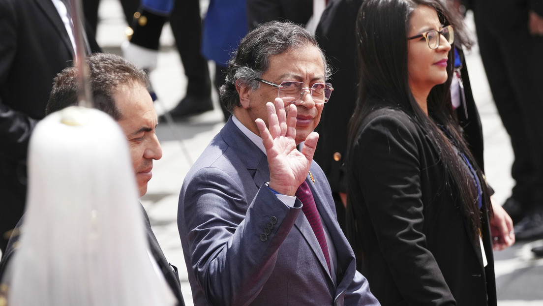 Petro explica por qué ha asistido a la toma de posesión de Noboa