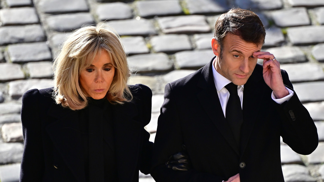 Macron reacciona tras la bofetada que le dio su mujer