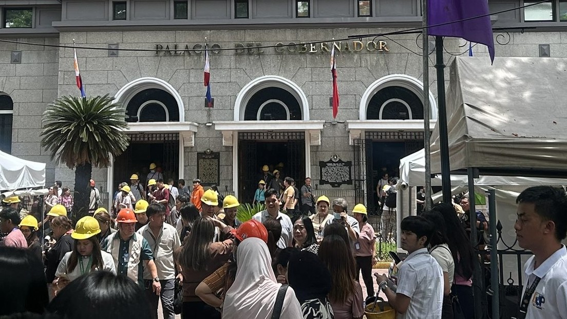 Residentes huyen de edificios tras un terremoto que sacudió Filipinas (VIDEOS)