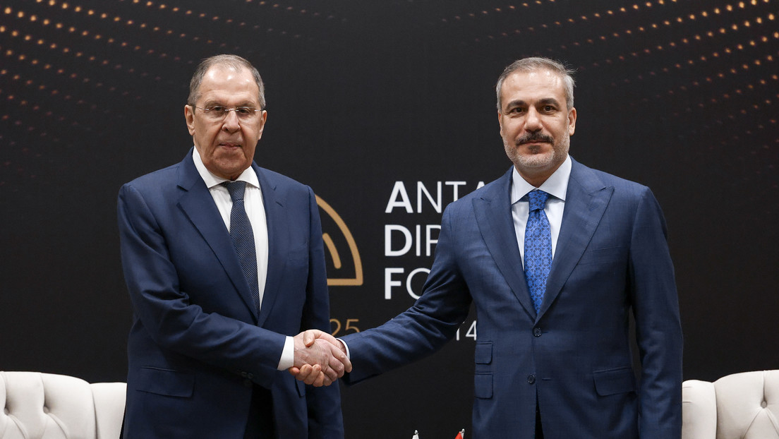 El canciller turco se reúne con Lavrov en Moscú