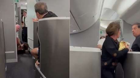 VIDEO: Mujer intenta entrar a la cabina de un avión y termina derribada