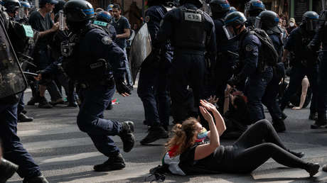 VIDEO: Gases lacrimógenos y violencia policial acompañan las marchas por el 1 de mayo en París