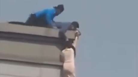 VIDEO: Tira del pelo a una mujer a punto de saltar de un 19.º piso y le salva la vida