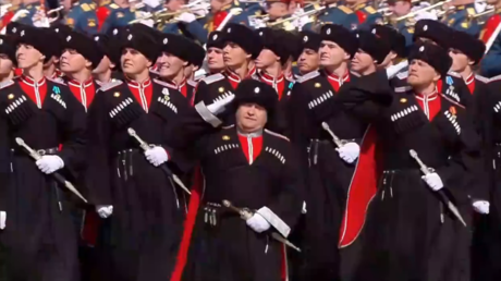 VIDEO: Guardias fronterizos y cosacos lucen sus históricos uniformes en el desfile de Moscú