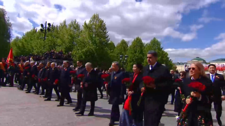 Putin deposita una ofrenda floral en la Tumba del Soldado Desconocido junto con otros líderes