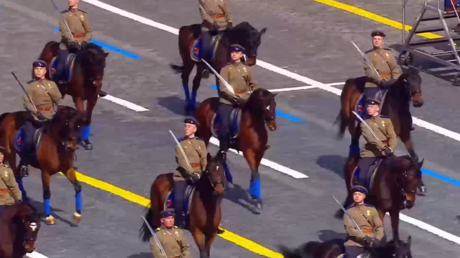 VIDEO: Efectivos de caballería cierran la sección histórica del Desfile de la Victoria en Moscú