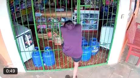 Ladrón 'contorsionista' roba en una tienda (VIDEO)