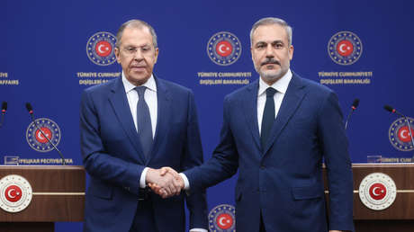 Lavrov y su par turco discuten la iniciativa de Putin de conversaciones directas con Kiev
