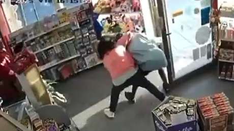 VIDEO: Entra a robar a un local, amenaza con matar a una clienta y termina golpeado por 4 mujeres