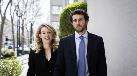 Pareja de estafadora de los análisis de sangre Theranos lanza un negocio similar