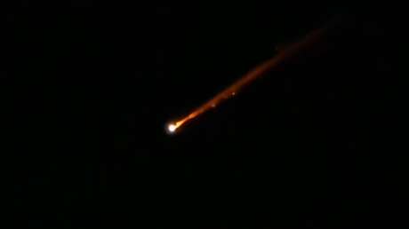 VIDEO: Misil hutí ilumina el cielo nocturno al acercarse a Israel