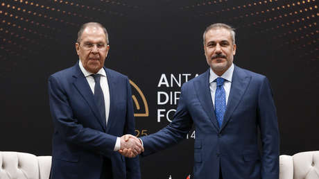 El canciller turco se reúne con Lavrov en Moscú