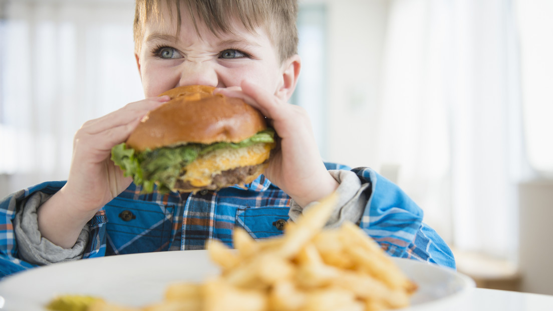 Los graves daños que estos alimentos provocan en la salud de los niños