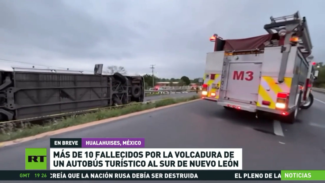 Al menos 11 muertos por la volcadura de un autobús turístico en México