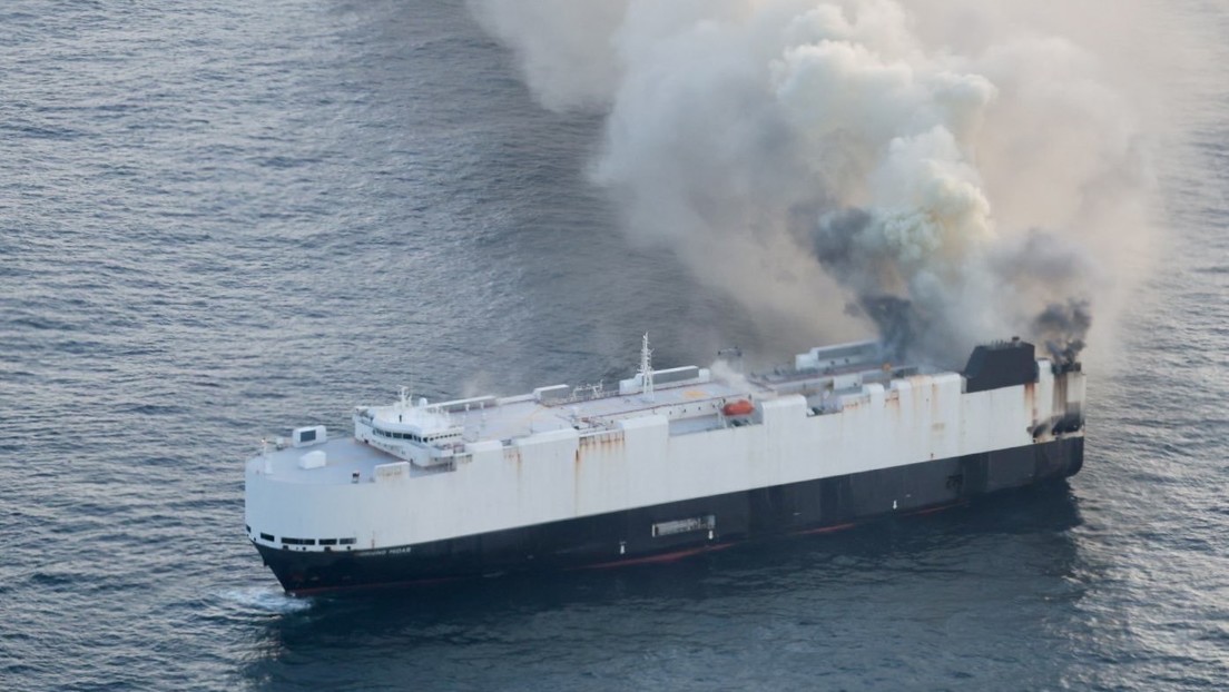 Carguero que iba de China a México con miles de autos a bordo se incendia en altamar