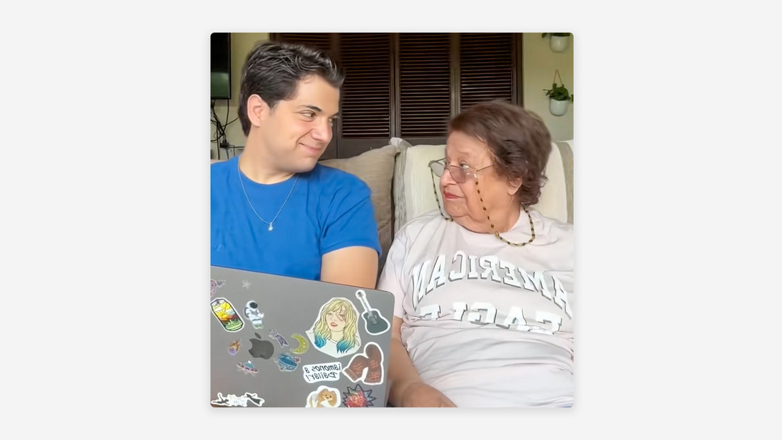 "¿De dónde eres tú?": Enseña a su abuela a interactuar con la IA y se parte de risa (VIDEO)