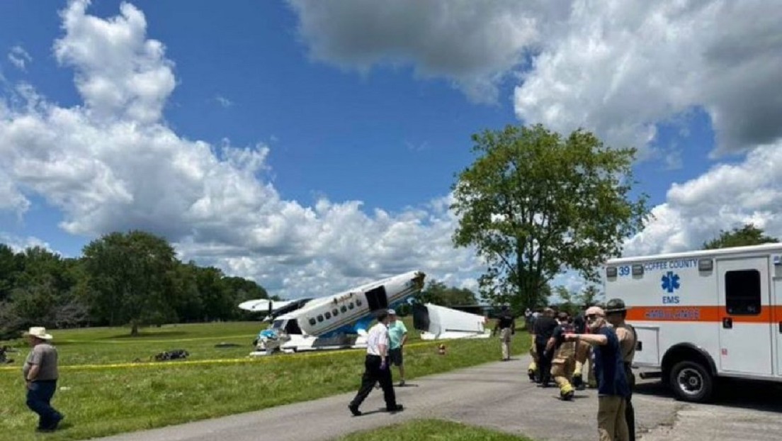 Un avión con 20 personas a bordo se estrella en EE.UU. (FOTO)
