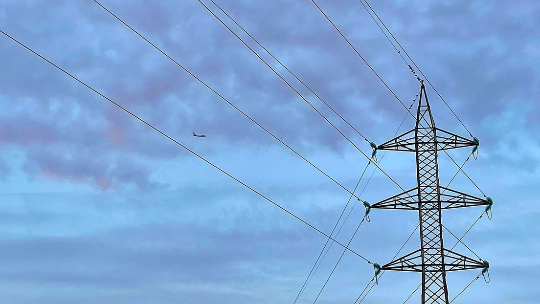 Venezuela denuncia un "cobarde ataque" contra cuatro torres de transmisión eléctrica