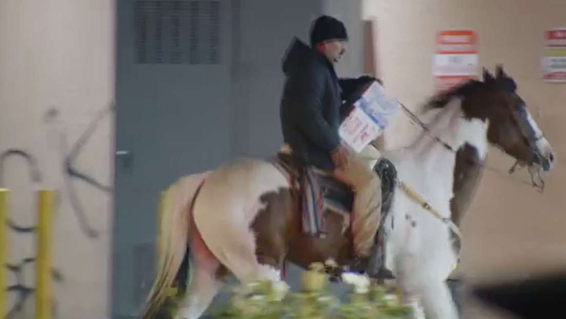 Imágenes insólitas: un saqueador sale a caballo con su botín durante disturbios en Los Ángeles