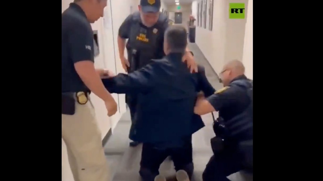 VIDEO: Senador de EE.UU. es esposado a la fuerza tras interrumpir una rueda de prensa de Kristi Noem